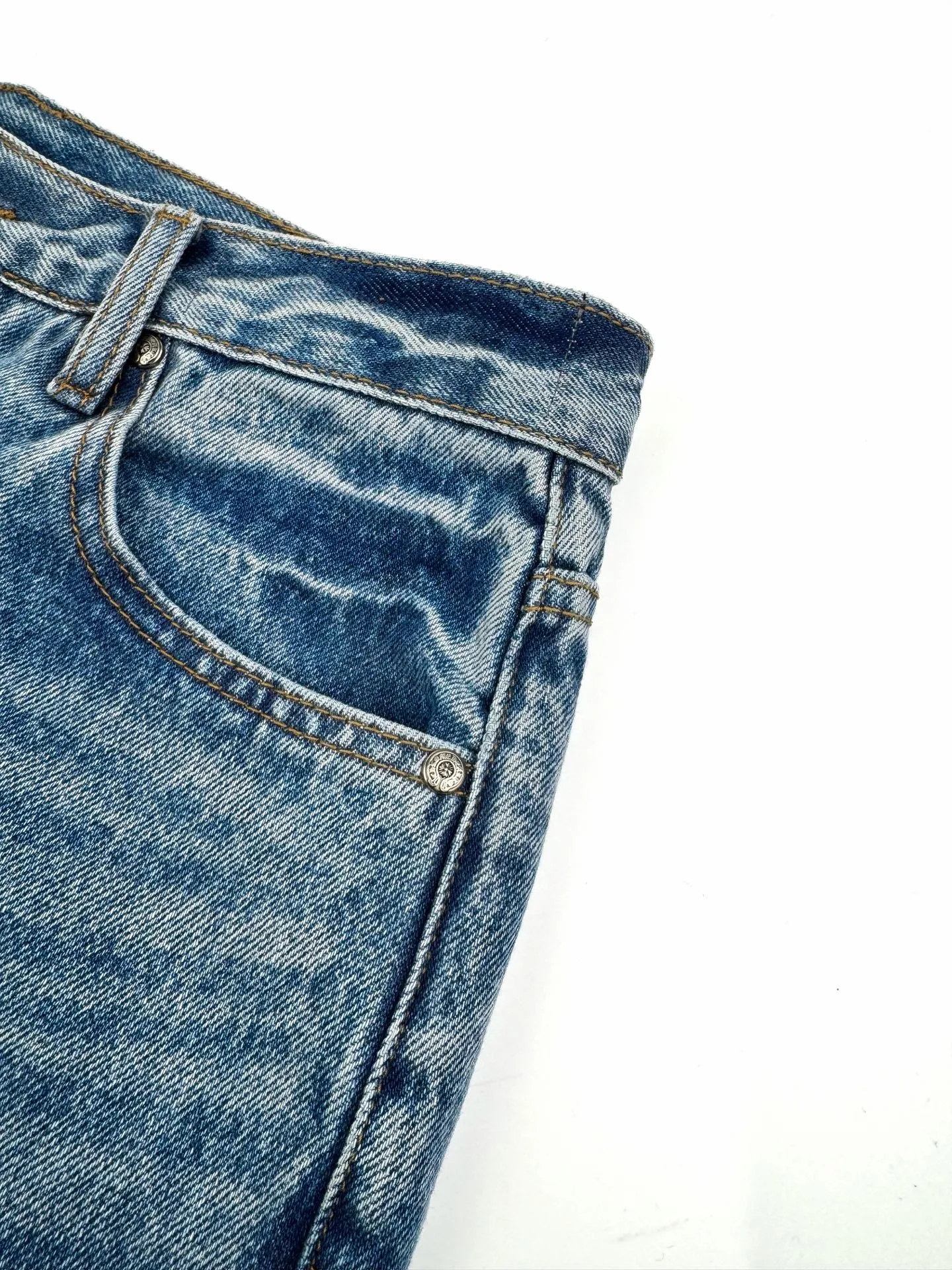 P660 Chrome Hearts Cross Logo Jeans Customized textured cotton denim with dark bamboo rhyme. Fine texture, comfortable and close to the skin. Mist indigo. A denim poem dyed with time. The black leather cross patch is used as the anchor. Every inch of touch hides untamed wildness. The right-angled outline of the cross conveys rebellion, forming a large-scale chaos. The kraft paper and pocket logo plate at the rear waistband sway slightly with the swing of the body. It adds a dynamic and vitality, interprets the perfect blend of retro and luxury, and makes the pants an attitude statement when worn. Process 1: Prioritize the customization of 1:1 original denim material, stir-fry snowballs, stir-fry salt, and prepare a special corresponding solution. Add a certain amount of dye, soak the denim material in it to absorb the solvent, and then scrub and dry it to further fade and oxidize. Process 2: Use fried sand hand-rubbing technology to cause natural fading and wear on the surface of the denim material by processing it on a sand frying machine. Then use special tools to physically damage the surface of the jeans by hand, maintaining the original texture and details while adding to their uniqueness. Process 3: Combining the rubbing and wrinkling whisker technology and the gun-drawing whisker technique. Prioritize manual rubbing in specific areas to achieve a natural wrinkle effect, and then use specific tools to draw the whisker-shaped texture to achieve a full visual effect. Process 4: Use the rotten edge hanging technology on the holes to achieve the natural rotten edge effect by rubbing the edges with physical abrasion. Combining high-temperature steam and sandpaper. Remove fiber hairiness and color difference to give jeans a unique hole and wear effect. Accessories: Customized 1:1 CH Nipple nails Customized 1:1 CH Shake your head buckle Customized 1:1 CH Big cross buckle Customized 1:1 CH genuine leather cross Customized 1:1 CH Kraft paper label Customized 1:1 CH Iron plate Customized 1:1 CH trademark Version: Loose version Size: 28 30 32 34 Style number: CC901